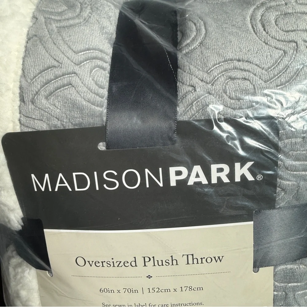 🆕 ✨ Madison Park Oversized Plush Throw Blanket – Grey 60” X 70” 🩶🤍🩶 NWT - Picture 6 of 16